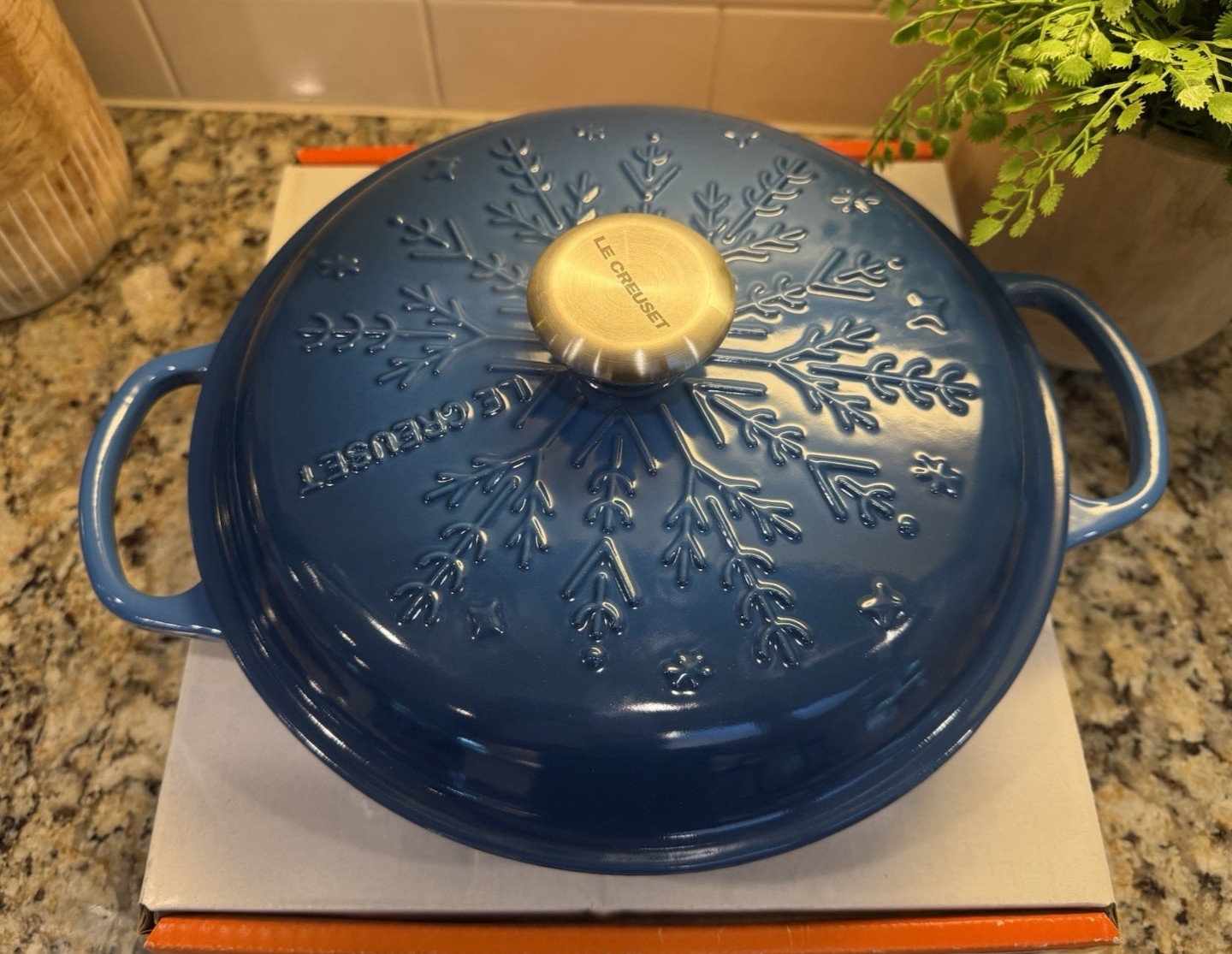 NEW Le Creuset Noël Signature Snowflake 2.25 qt Braiser Marseille Blue Cast Iron