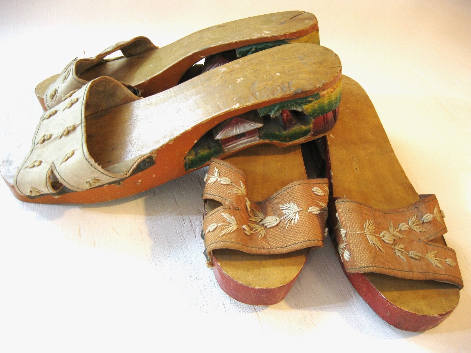 2 PAIRS 1940\'S WWII WOOD SLIDE ON WEDGE SANDALS SHOES HUT & PALM TREE ASIAN