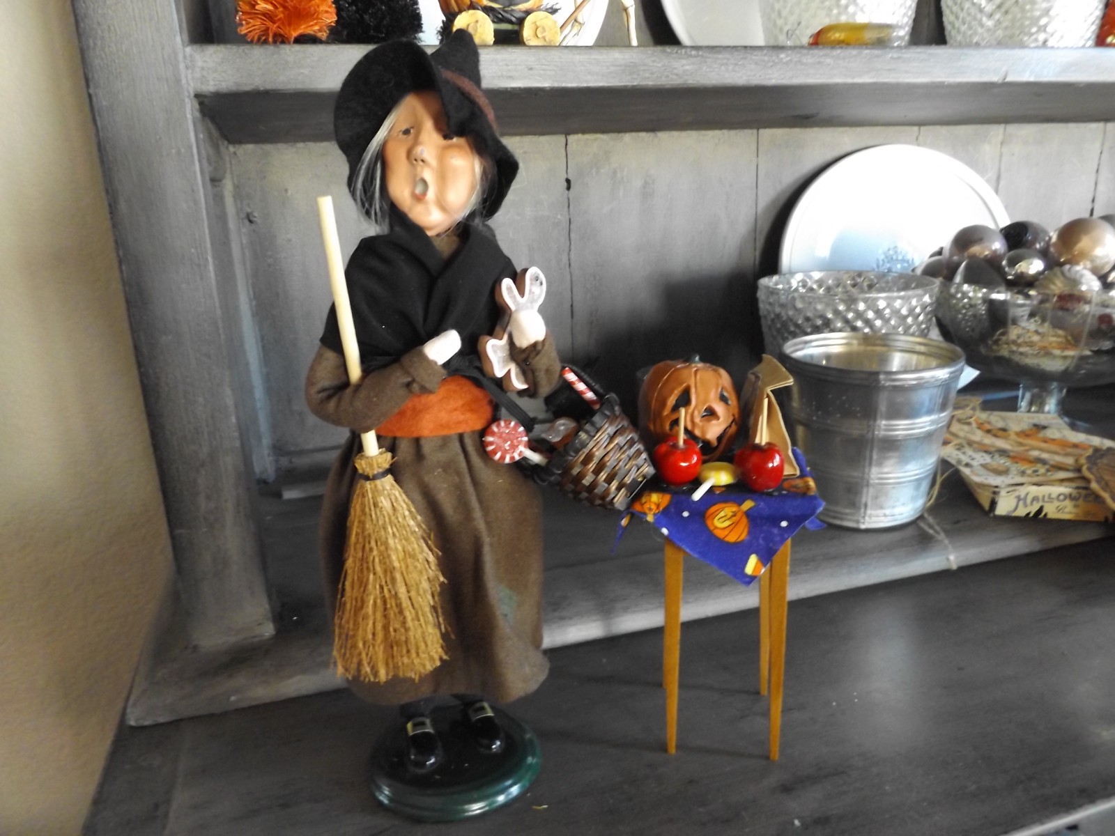 Byers Choice Halloween Which w/Side Table \