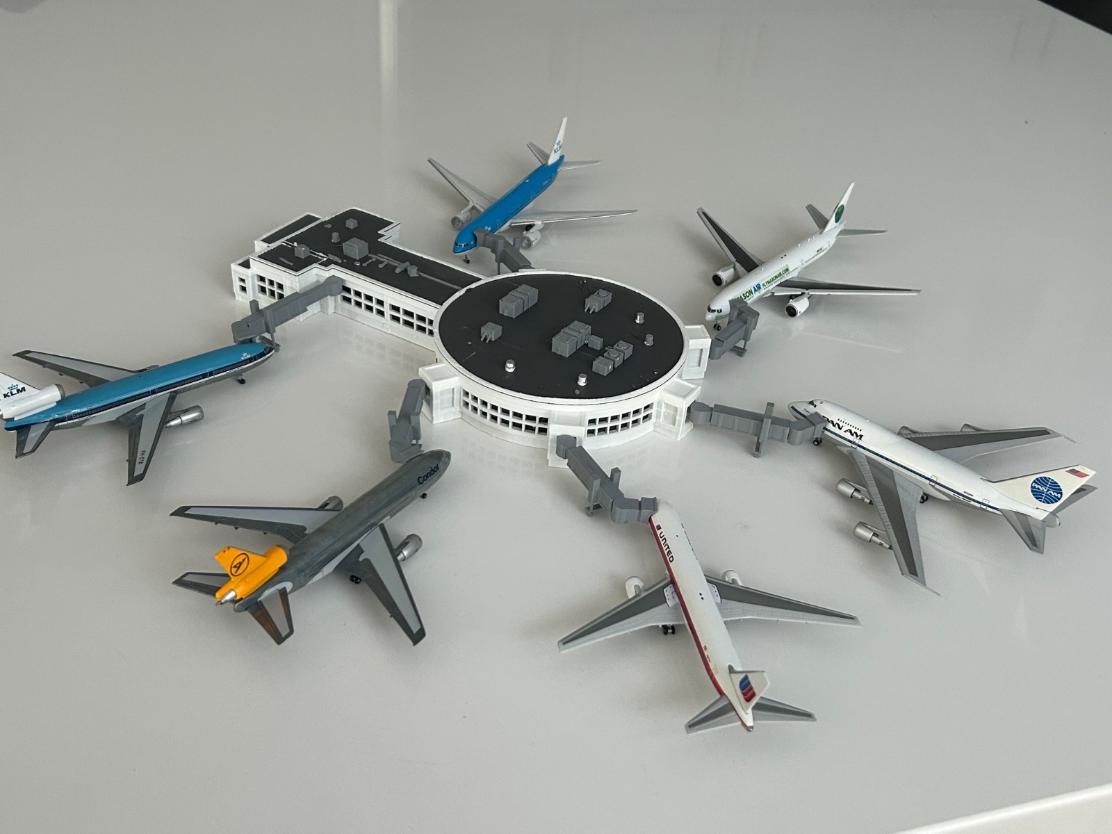 1:400 Scale Model Airport Terminal, Fits Wide & Narrow Body-comes with 6 jetways