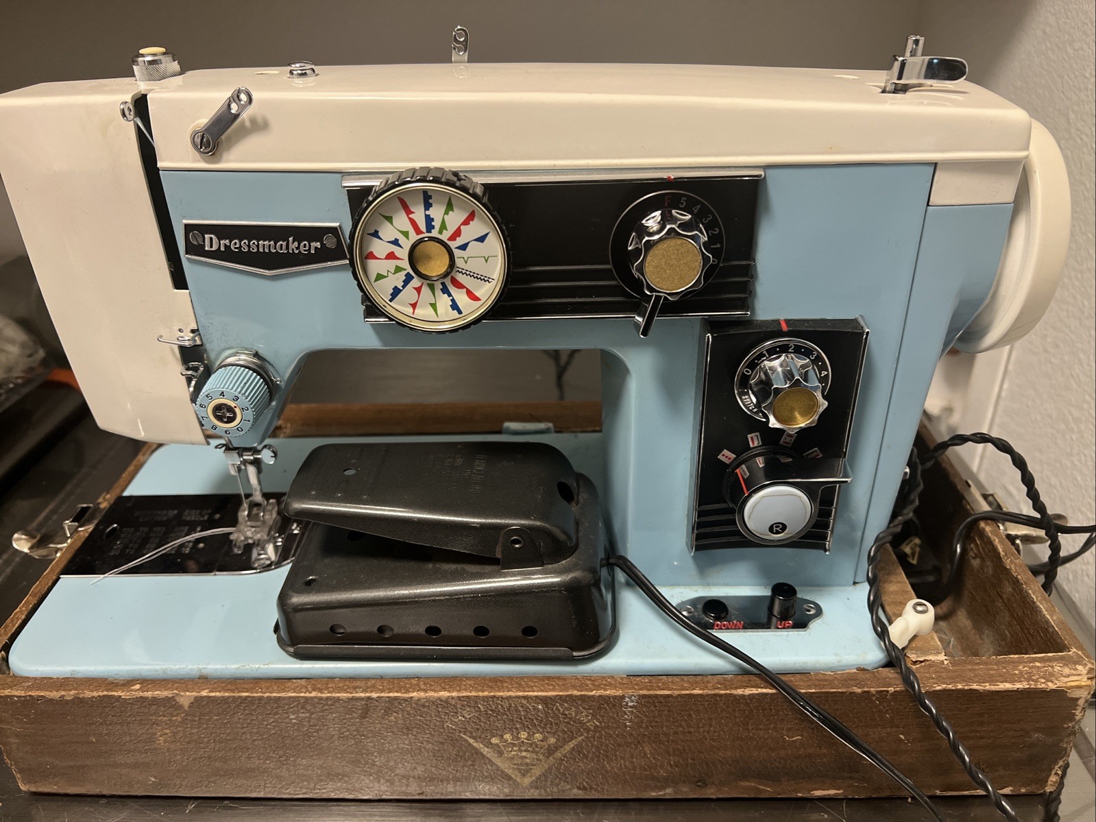 Dressmaker 600-E Electric Sewing Machine Turns On/motor Runs  (need Service)