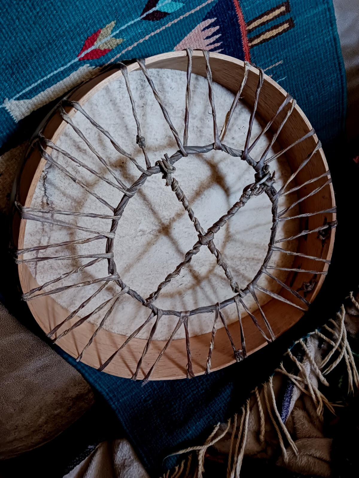 **AWESOME  VINTAGE NORTHWEST COAST NATIVE AMERICAN  HANDMADE DRUM 18 In. NICE