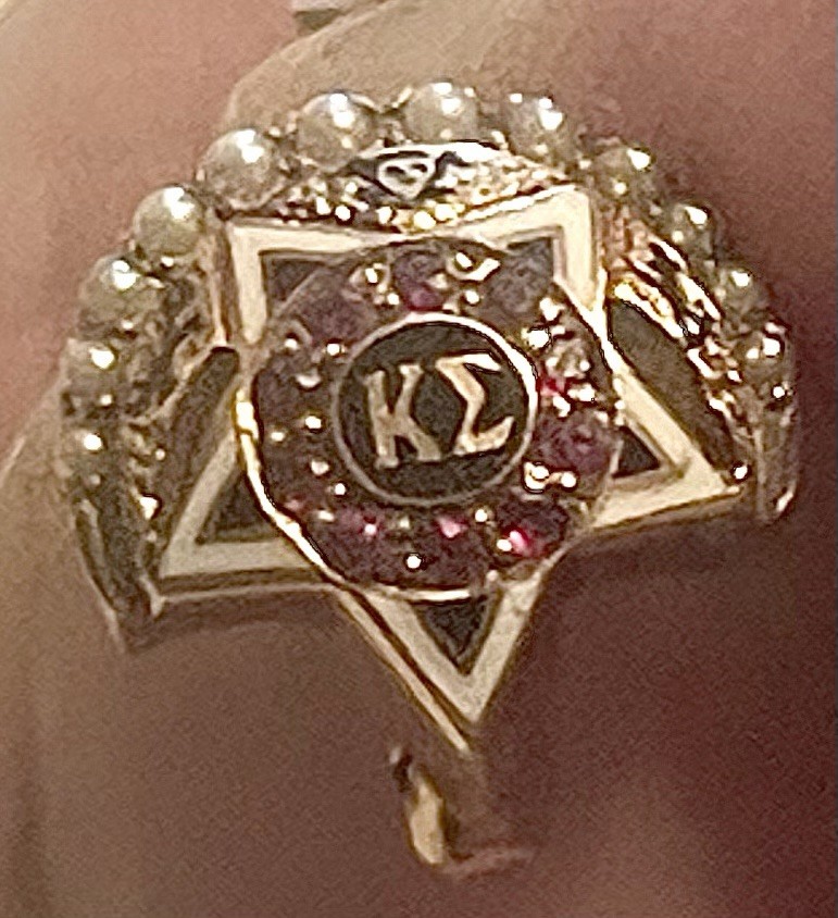 Antique 1929 10K Gold Kappa Epsilon Seed Pearl Ruby Emerald Fraternity Pin