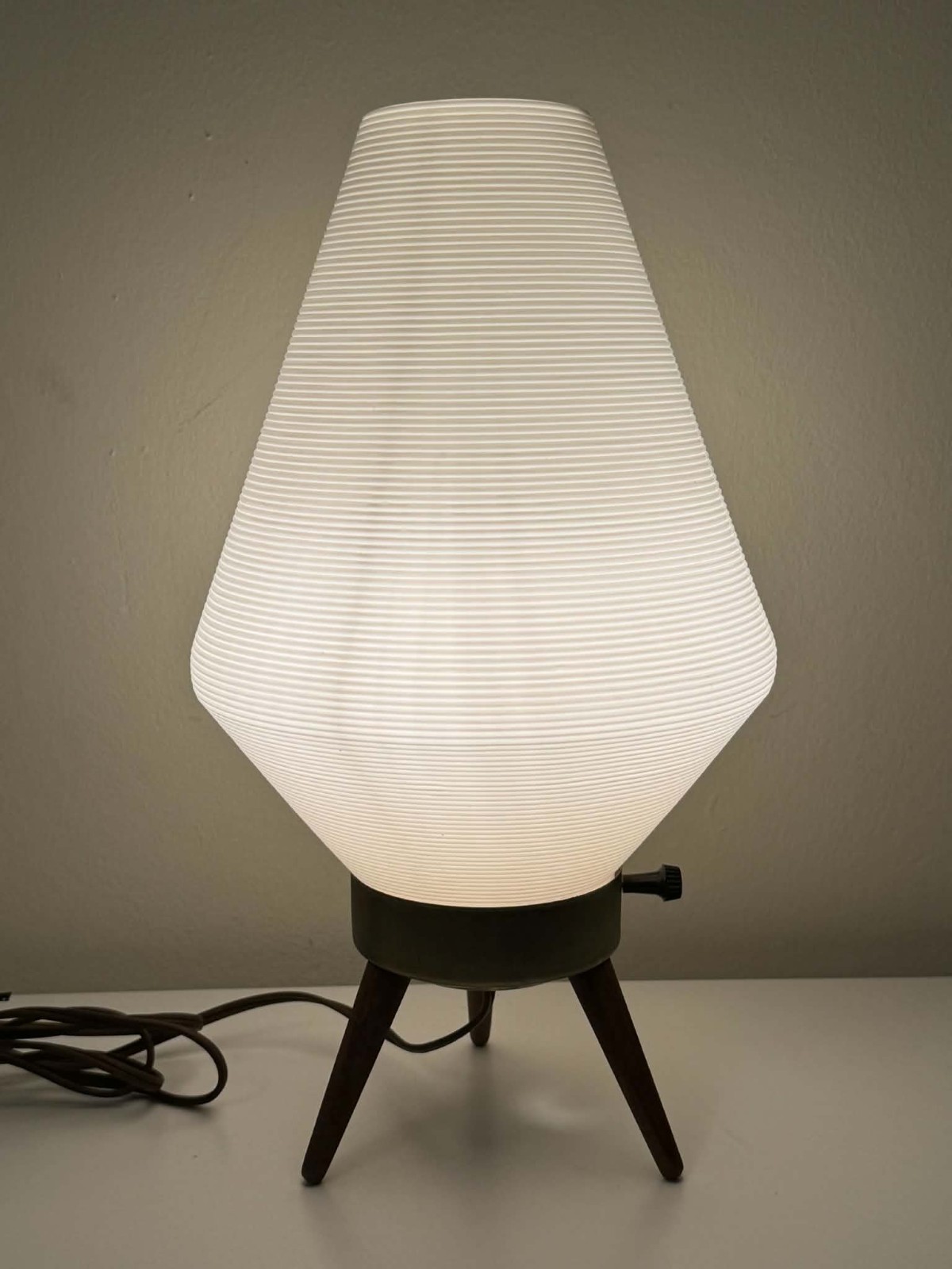 Vintage MCM Atomic Ribbed Plastic Beehive Shade w/Wood Tripod Legs Table Lamp