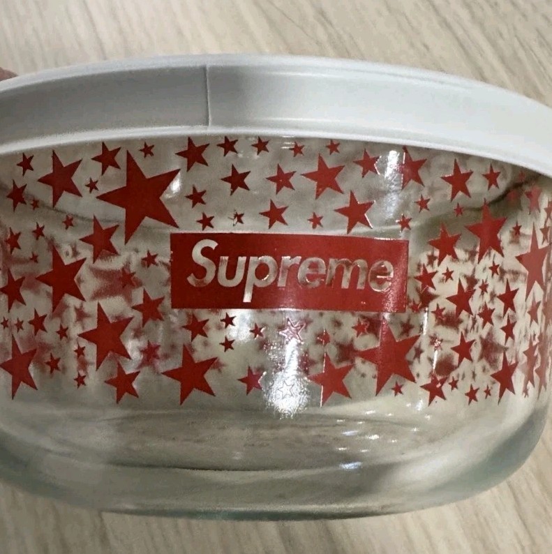 Supreme Pyrex FW23 2 Cup Glass Bowl W/ White Lid New 7200 Clear Glass Red Stars