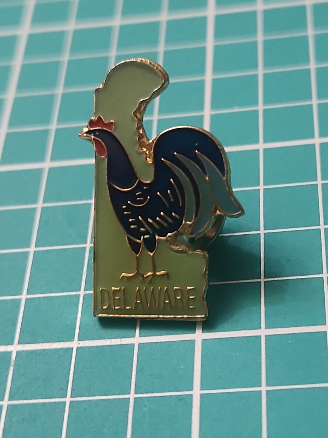 Vtg Delaware State Shape Rooster SILVER Tone Lapel Pin