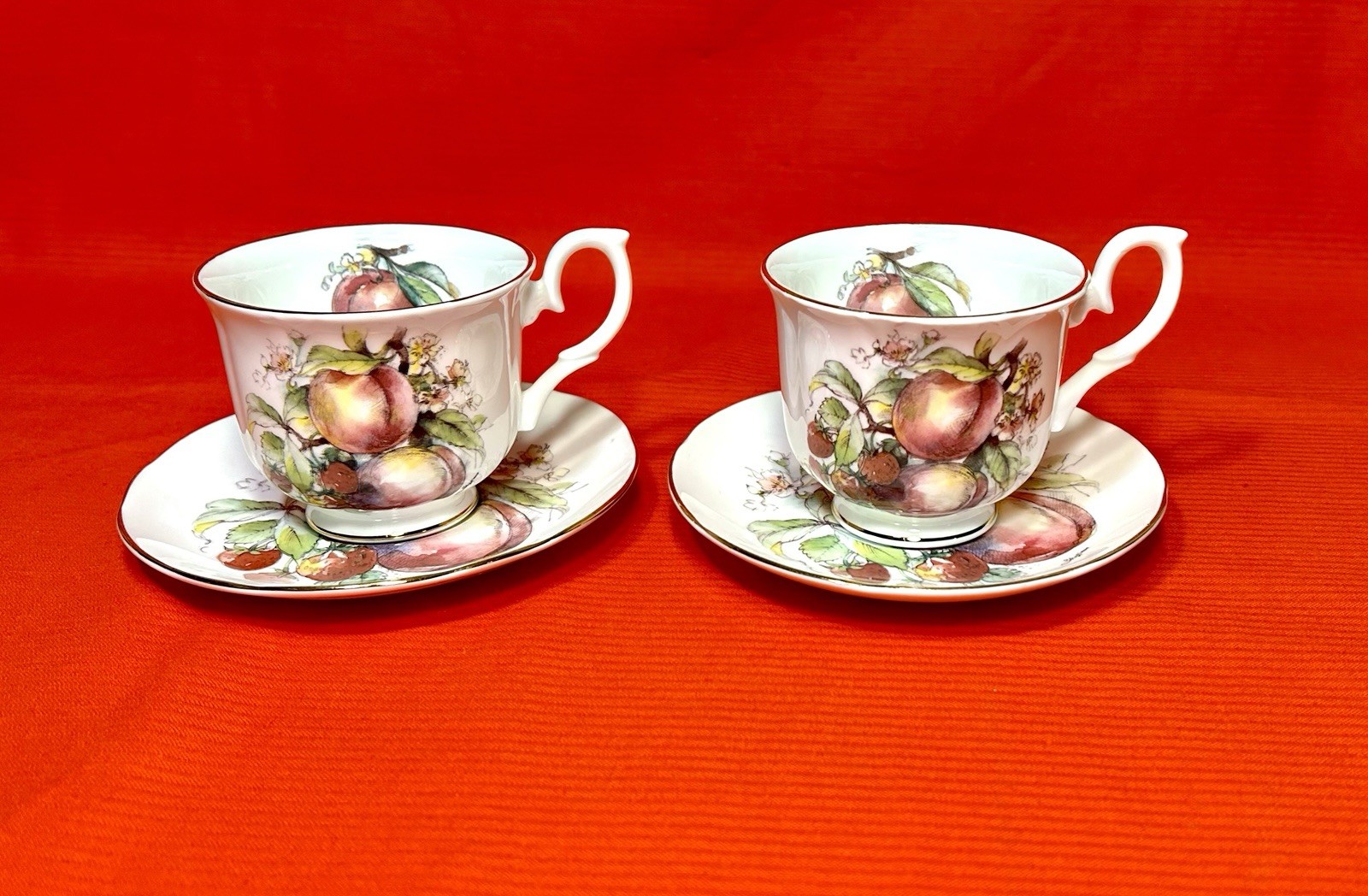 Royal Victorian Fine Bone China Set of 4 Teacup Saucer Artist Signed England