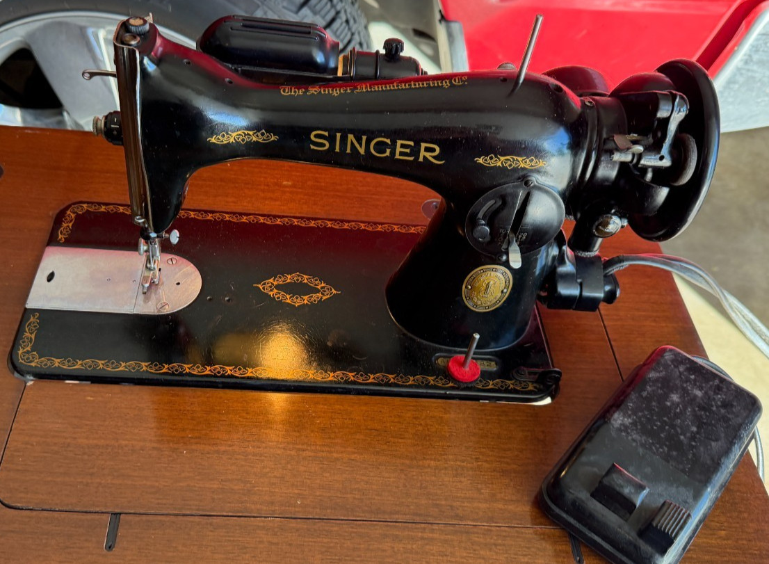 Vintage 1952 Singer 15-91 Sewing Machine w/ Foot Pedal and Light - Works Great