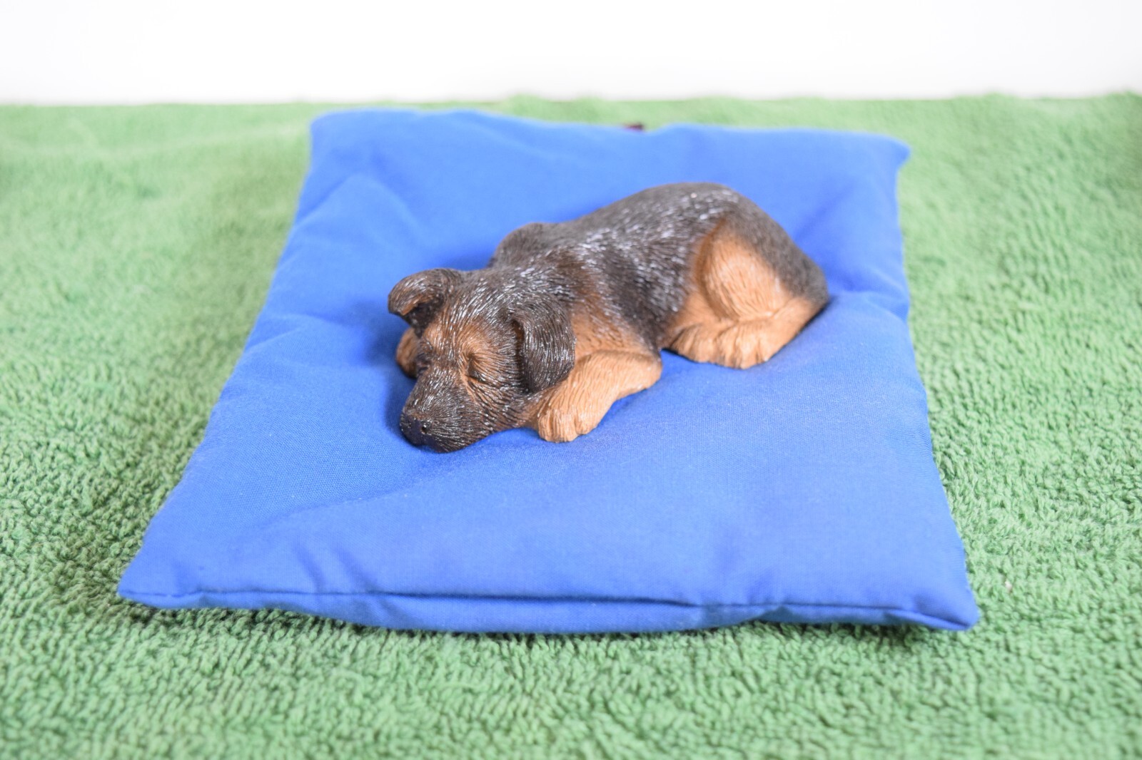 Sandicast Sculpture Scratch S45 with beanie bed. In excellent condition