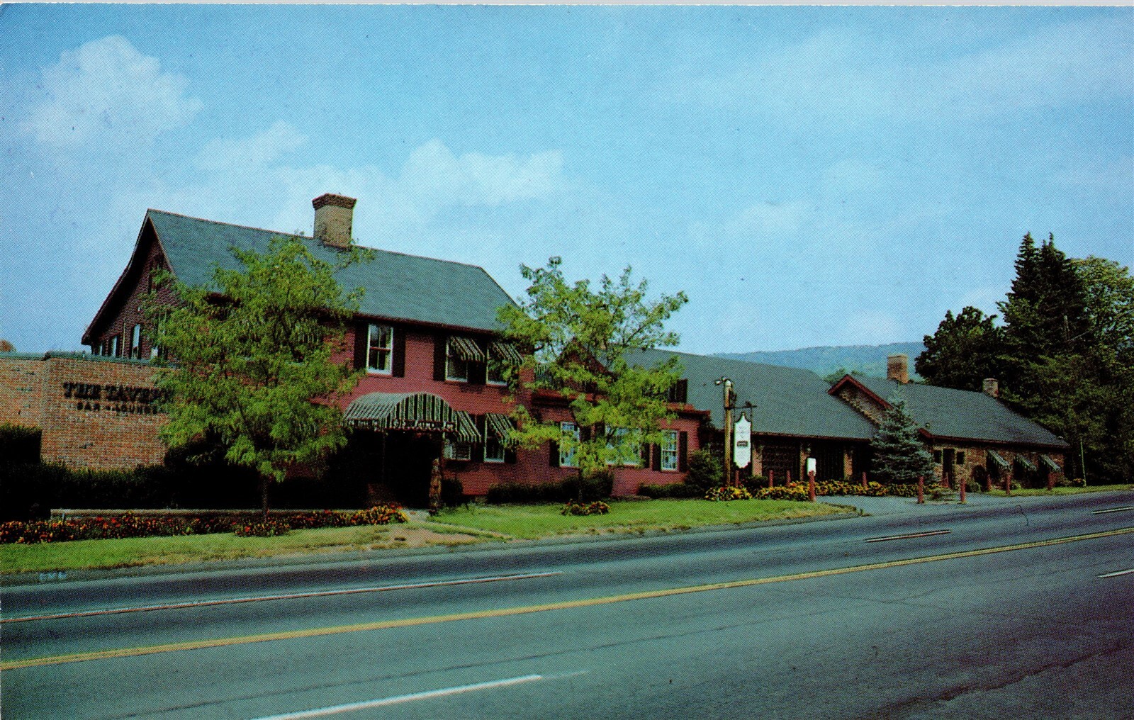 Avon CT Avon Old Farms Inn Restaurant Vtg Postcard View Unused