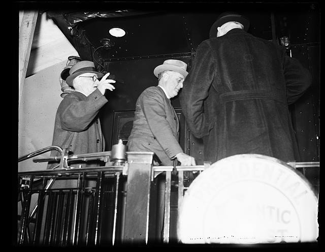 Photo:Florida President Roosevelt 1930s Leaving Train for Vacation