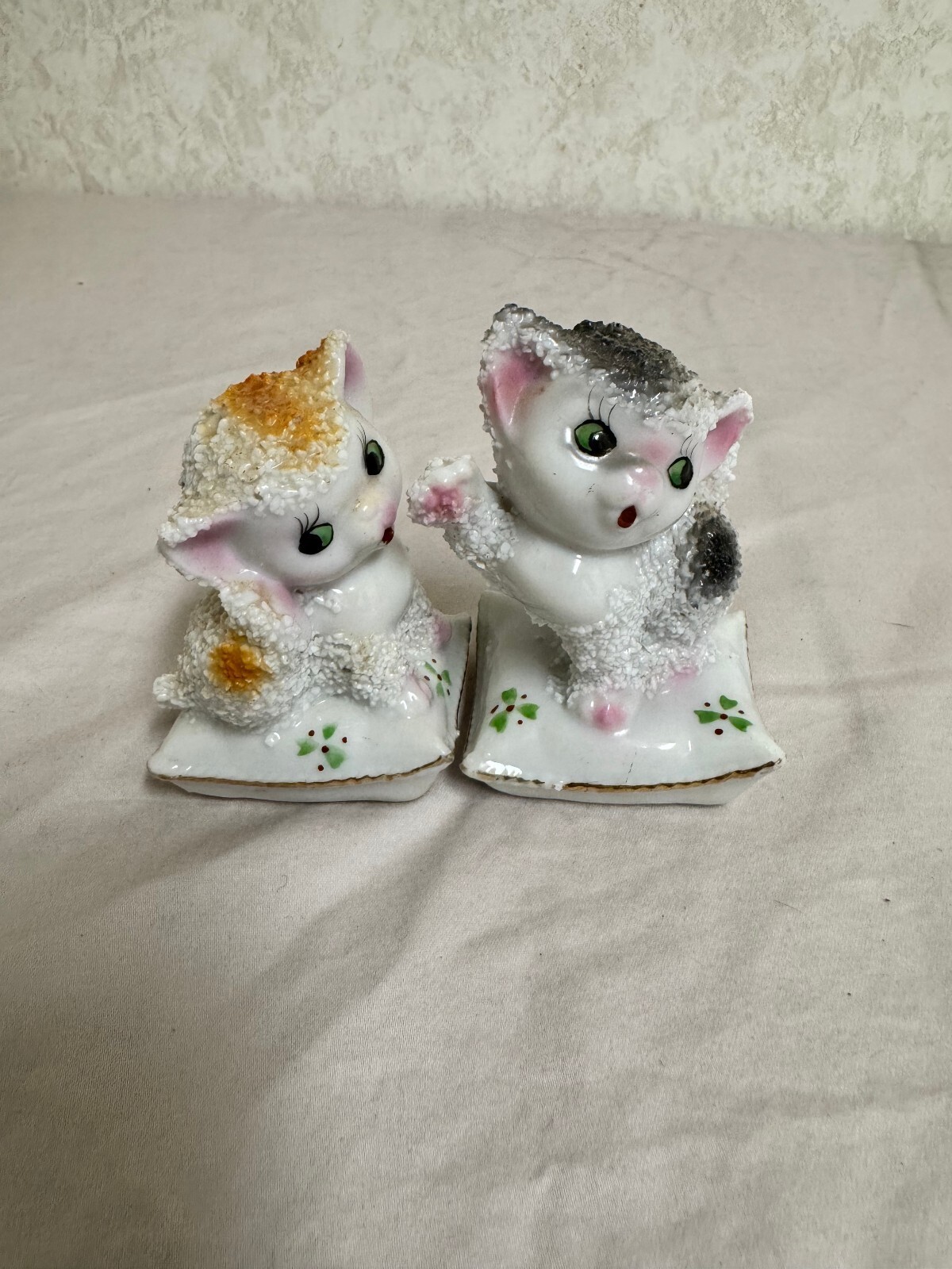 Vintage Spaghetti Ceramic Kitten Cats on Pillows Salt & Pepper Shakers Set