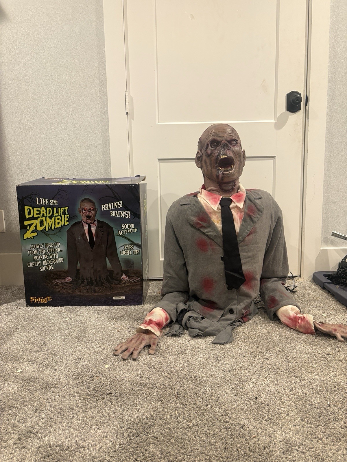 Spirit Halloween 2009 Dead lift Zombie Animatronic FULLY  WORKS