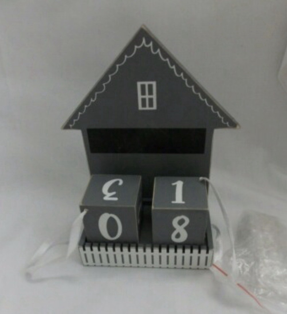 Vintage Country Style House-Shaped Wooden Perpetual Desk Calendar
