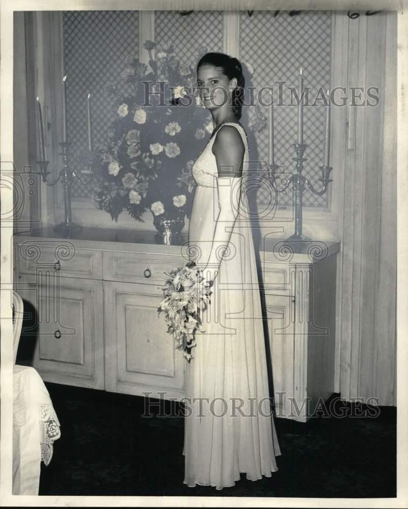 1970 Press Photo Debutante Susalee Belser Norris presented at St. Charles Center