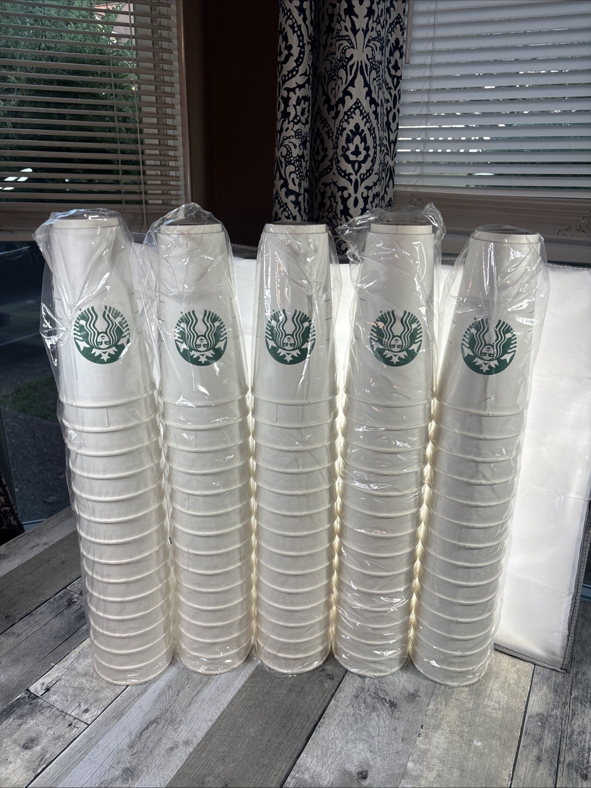 STARBUCKS Disposable PAPER CUPS 24 Oz Venti Large - 5 Sleeves (75 Cups) Sealed