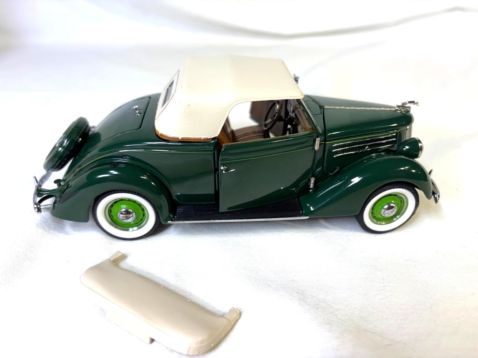 Franklin Mint 1936 Ford Deluxe Cabriolet NIB 1:24 Scale Diecast Vintage Car