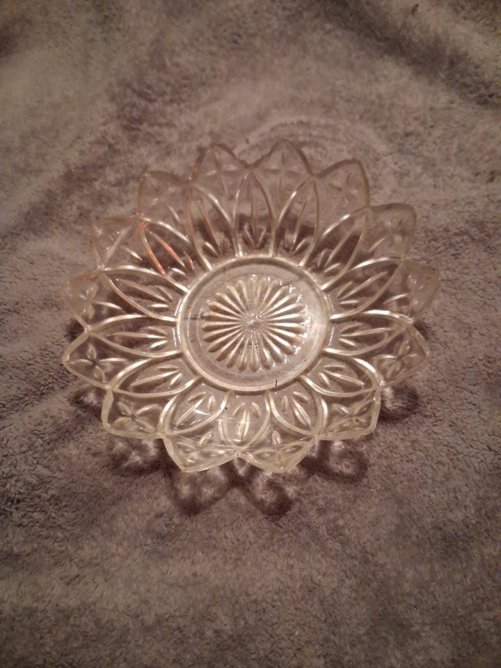 Vintage 8-1/2 Inch Federal Glass 14 Petal Serving/Candy Bowl Dish Excellent 