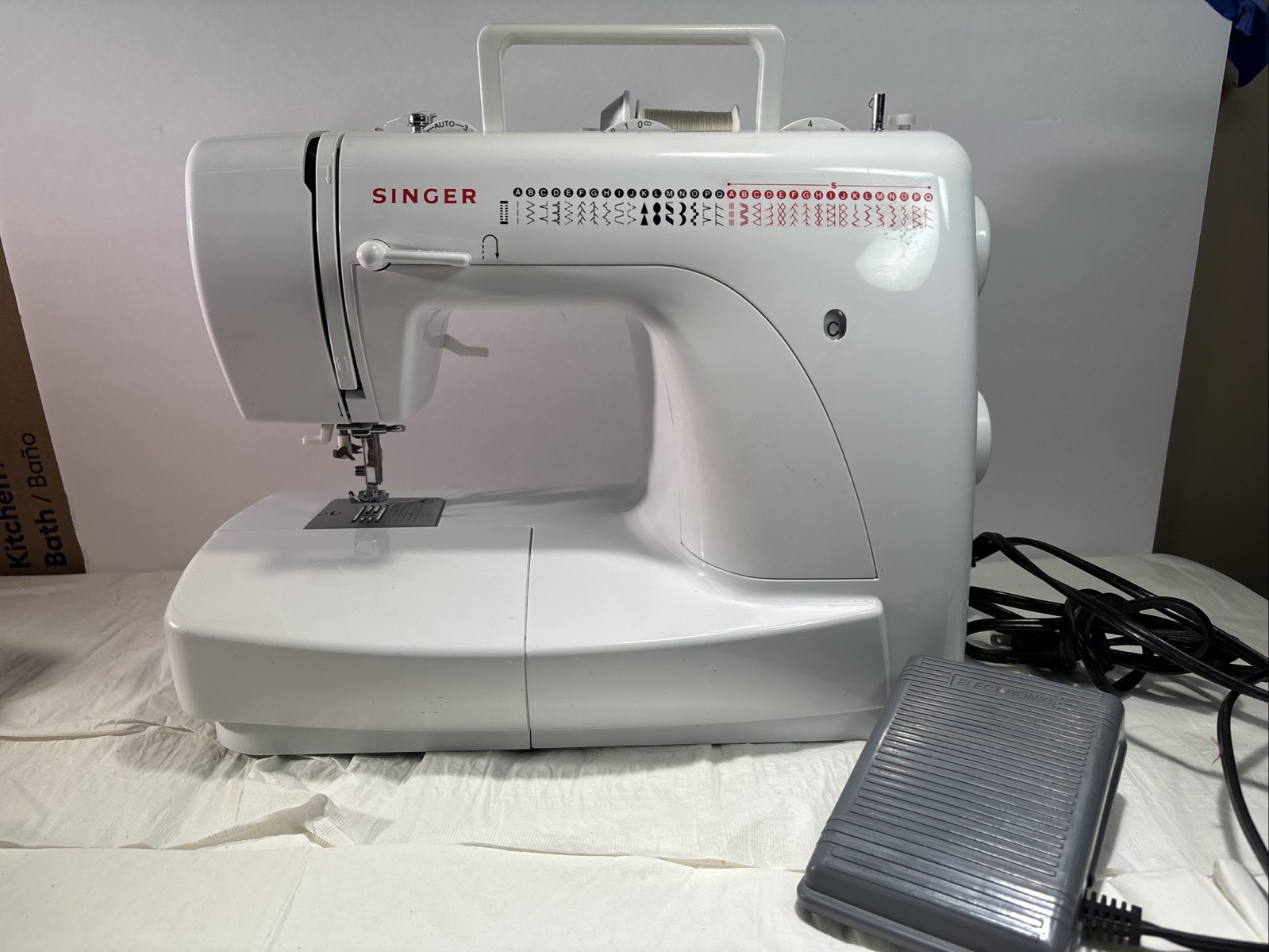 Singer Model 2932 Vintage Sewing Machine With Pedal