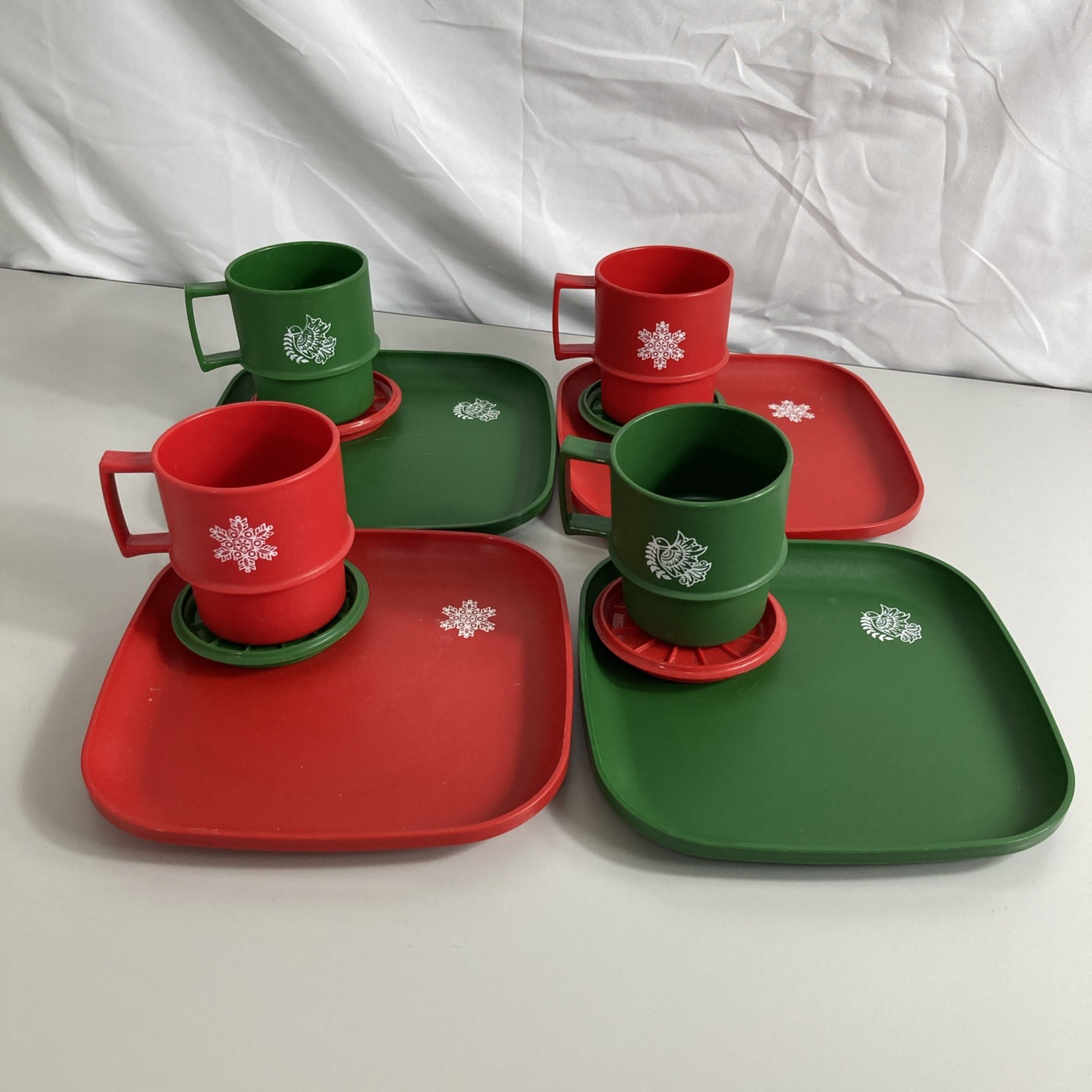 VTG Tupperware Christmas Doves Snowflakes Square Plates Mugs Lids Green Red 12pc