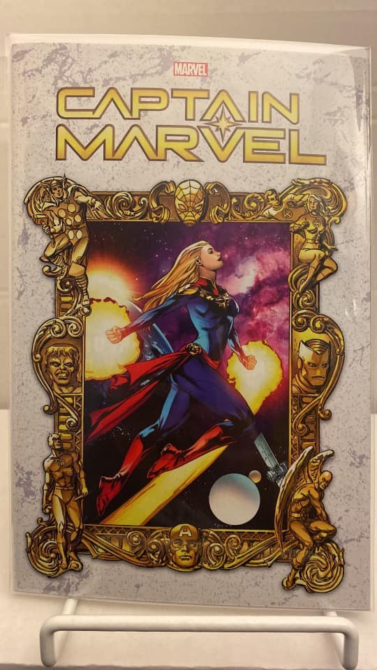 30764: MARVEL CAPTAIN MARVEL #1 NM Grade Variant