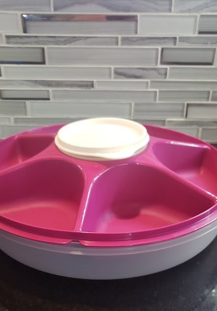 Tupperware Serving Center Set VEGGIE WITH Dip Bowl & Sheer Seal #1665 – NEW