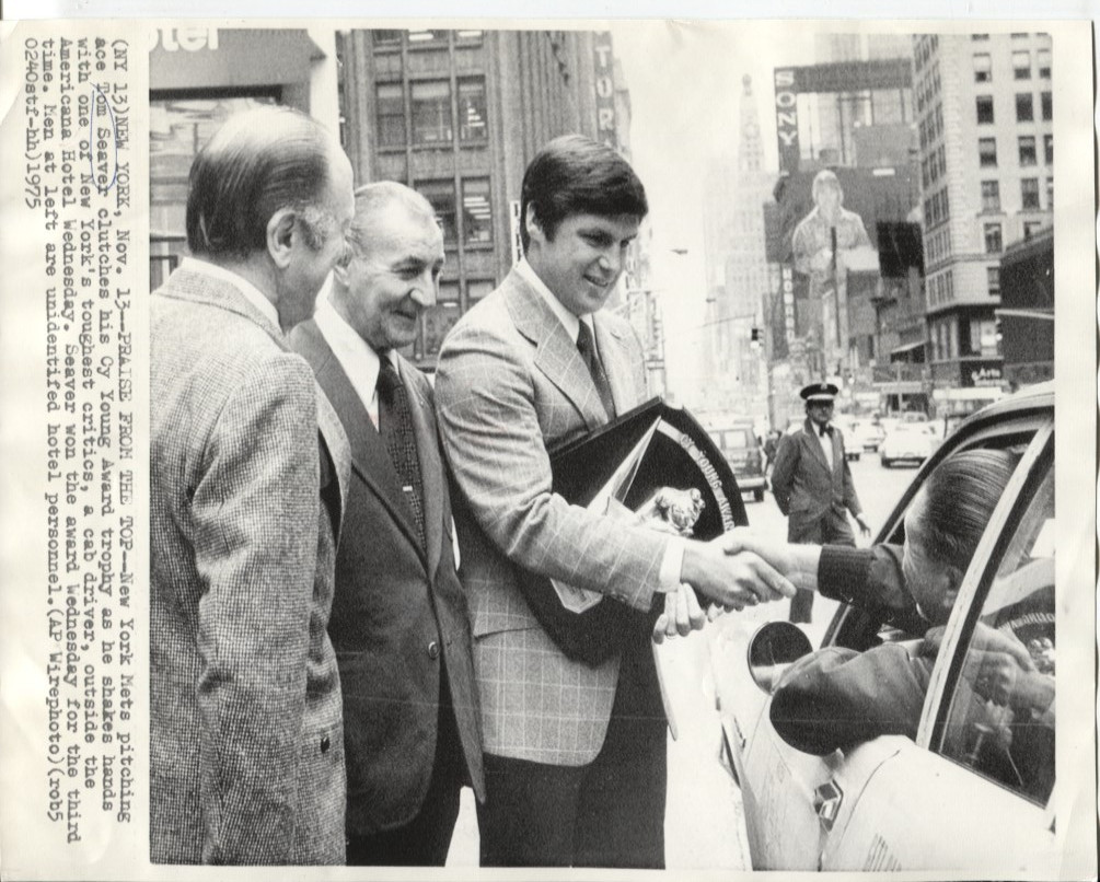 1975 Press Photo HoFer Tom Seaver w Cy Young Award Shaking New York Cabbie Hand