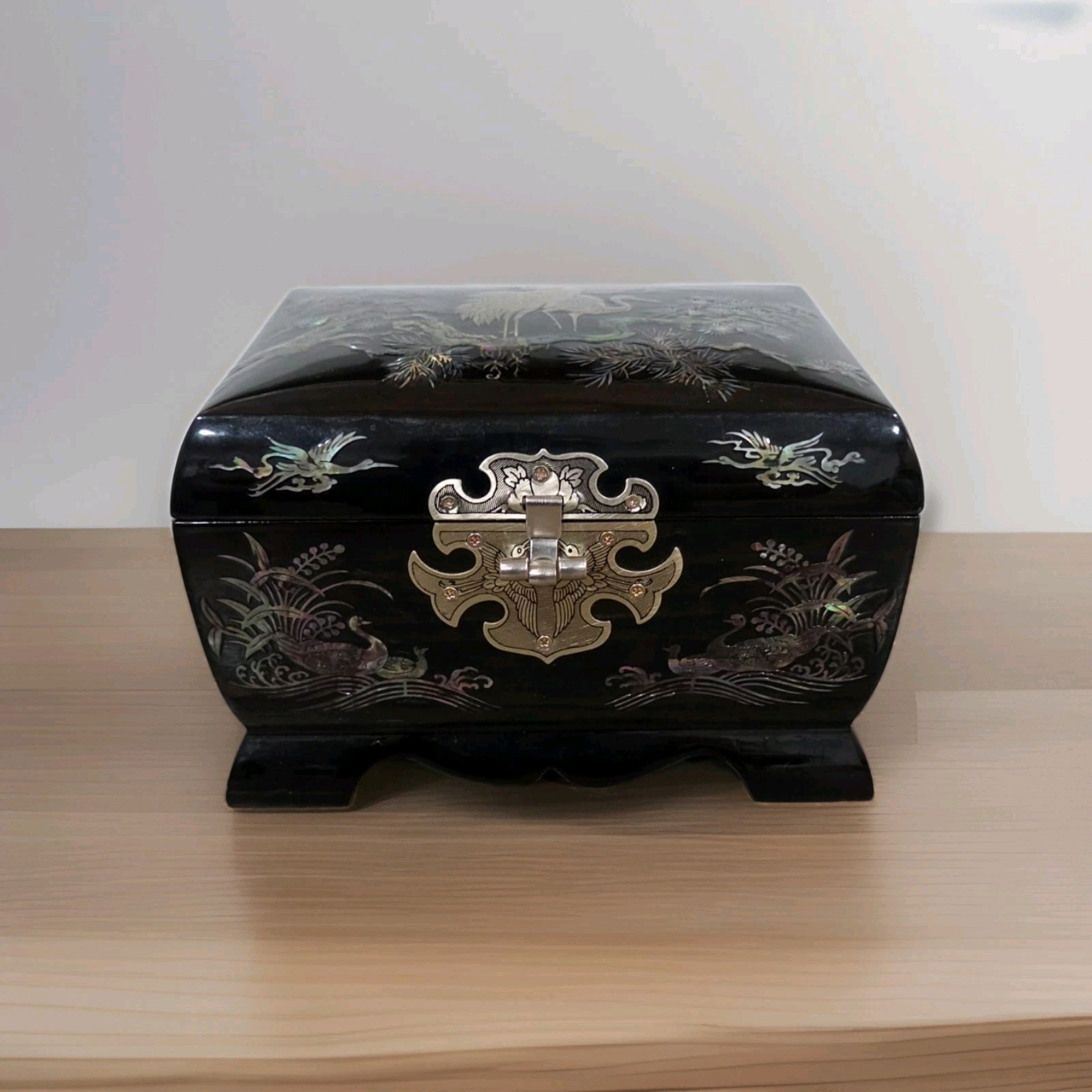 💐 Vintage black and mother of pearl small jewelry/music box