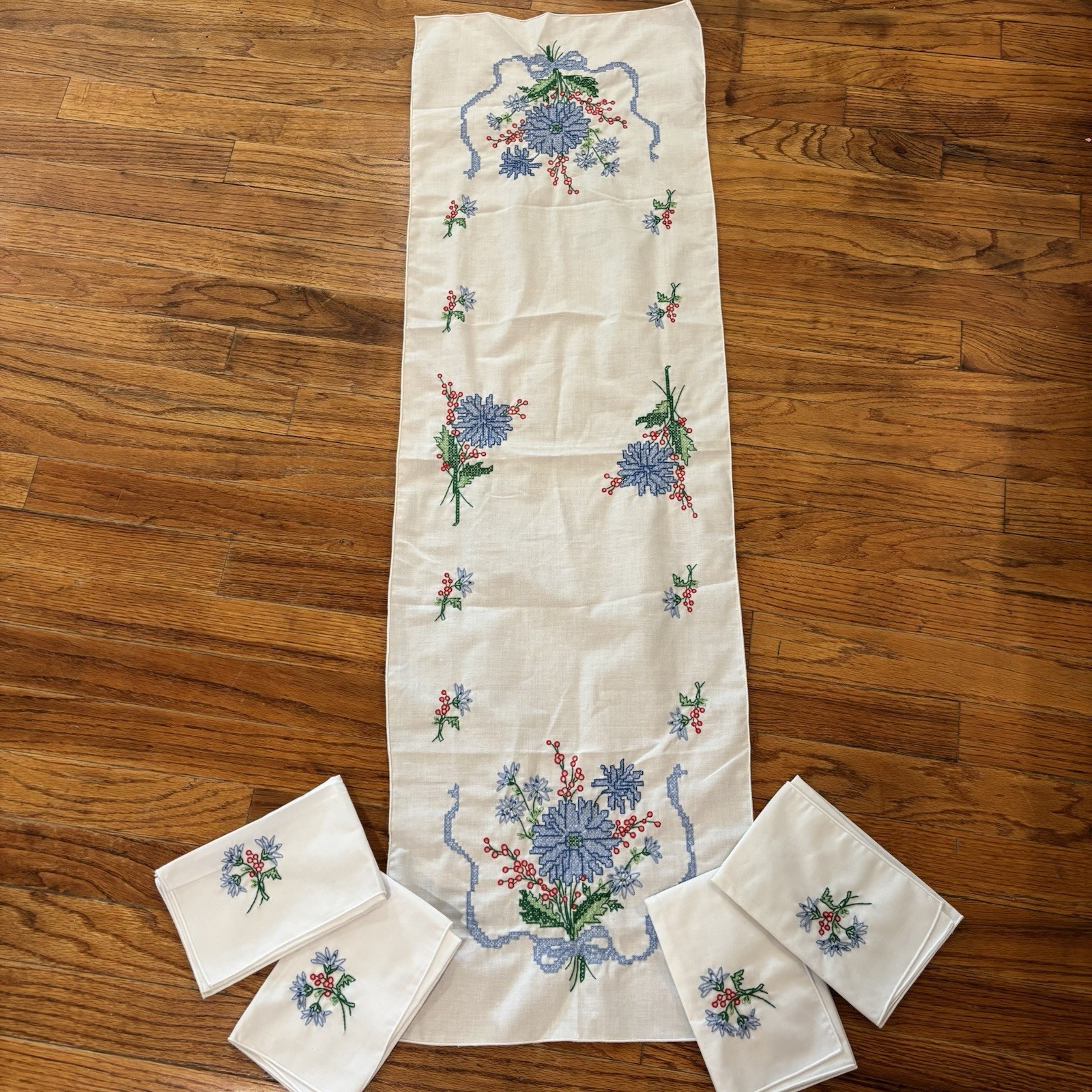 Vtg Hand Stitched Table Runner & 4 Napkins Floral  43X13” Grannycore Cottage