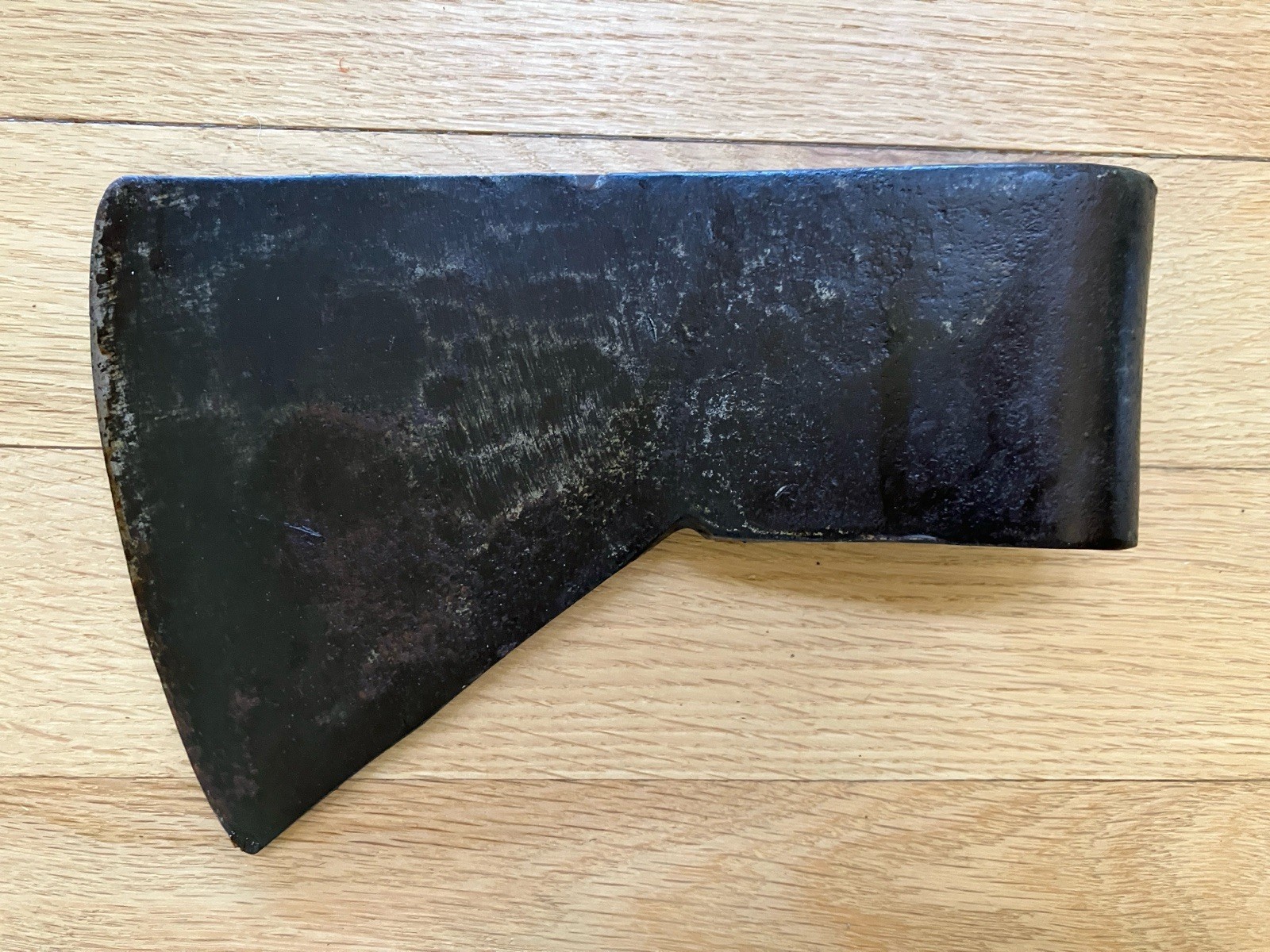 VINTAGE EUROPEAN/SOUTH AMERICAN PATTERN LARGE AXE HEAD-  **CRACK IN POLL**
