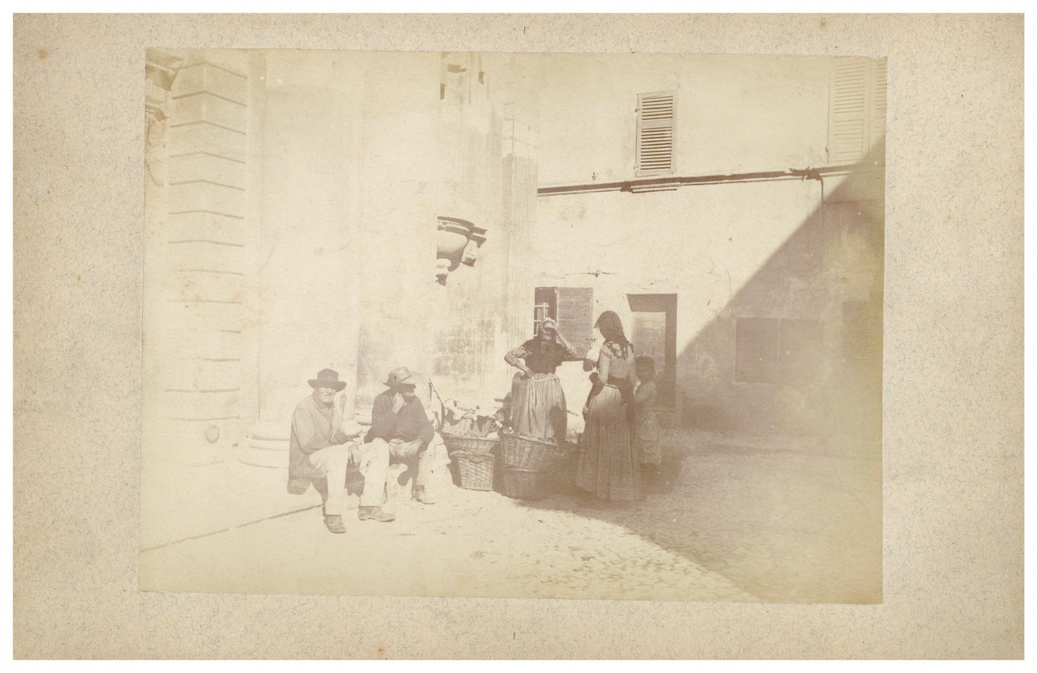 France, Martigues, Famille dans une Ruelle vintage albumen print albumi print