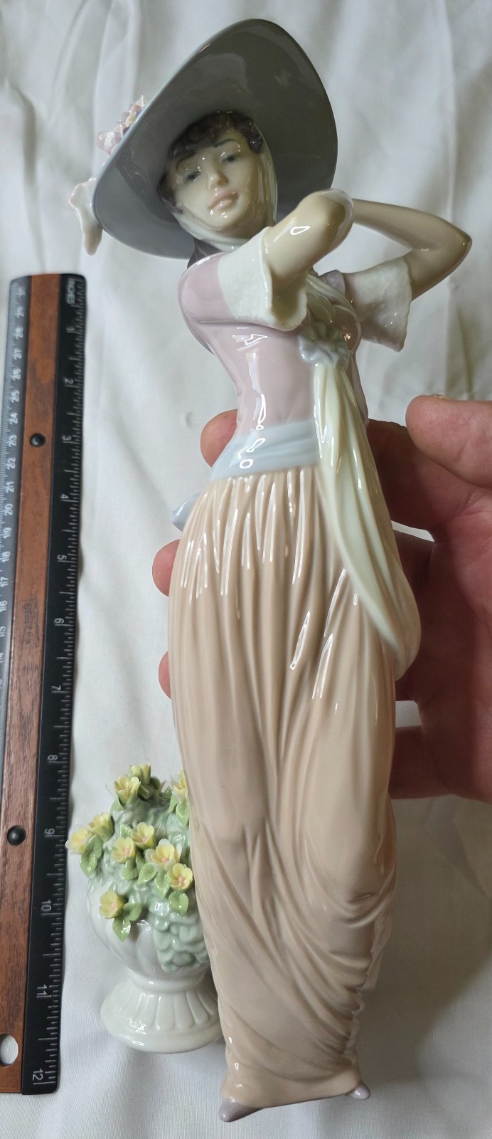 Retired Lladro Daisa 1995 Paris In Bloom Woman w/ Hat Porcelain Figurine #6280