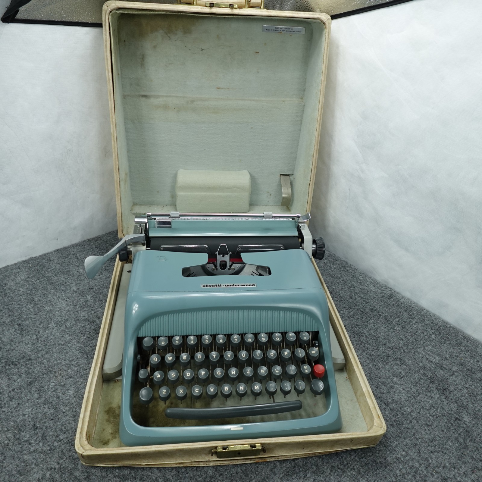 Olivetti Studio 44  Manual Typewriter Portable W/ Case Barcelona Spain Underwood