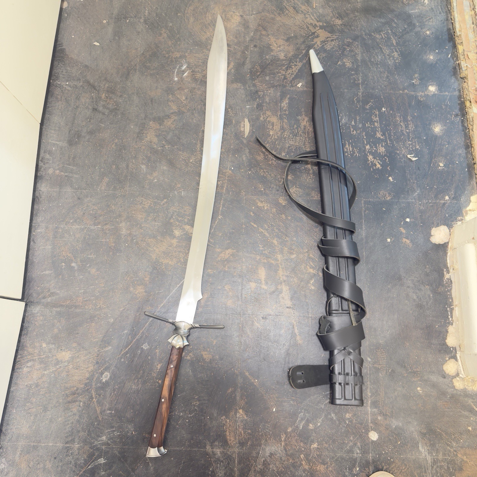 Darksword Armory Knochenbrecher Sword w/ Scabbard & Belt – Excellent – Mod
