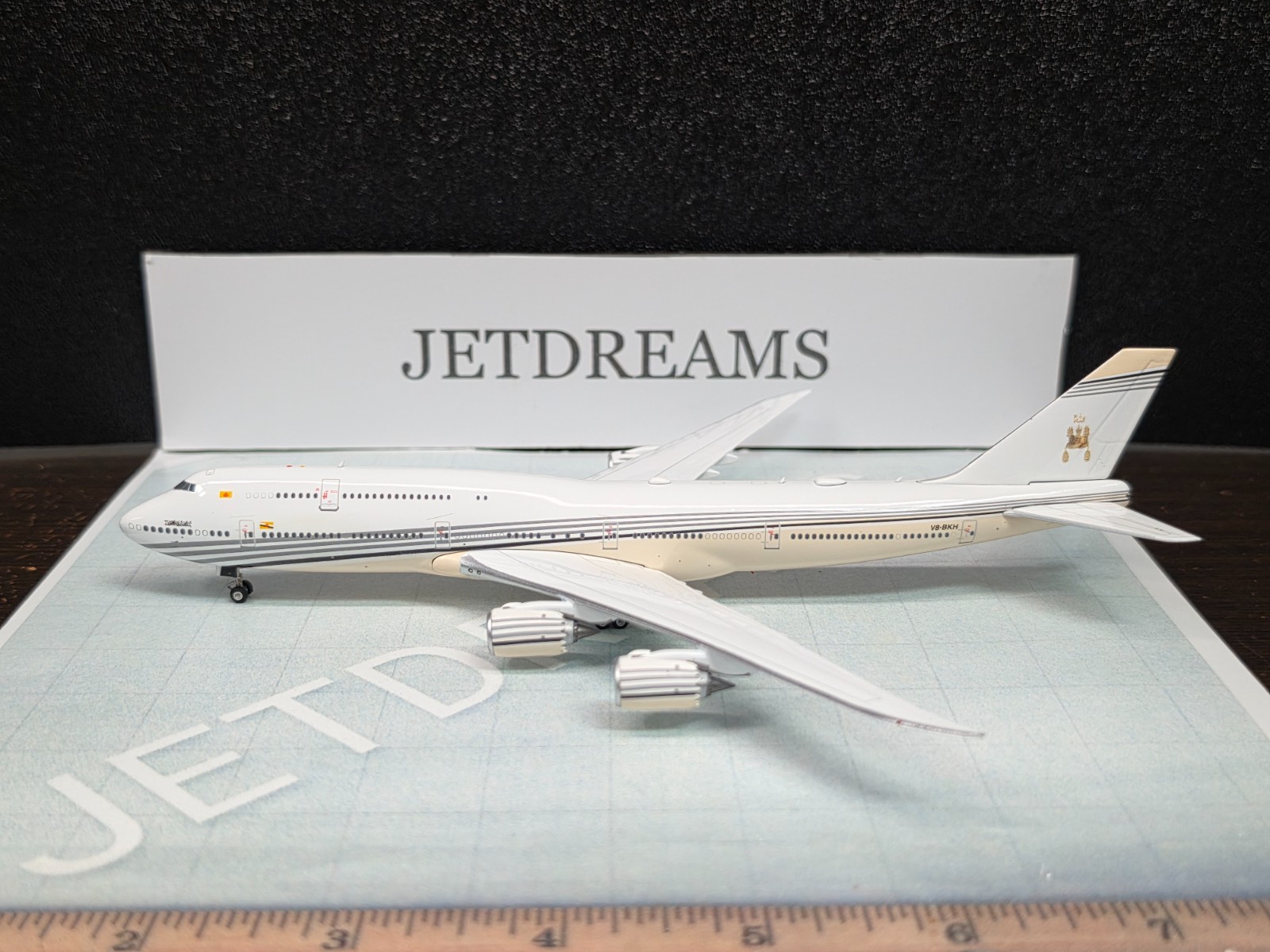 1/400 GOVERNMENT OF BRUNEI ROYAL FLIGHT BOEING 747-8 20\'S COLORS V8-BKH PHOENIX