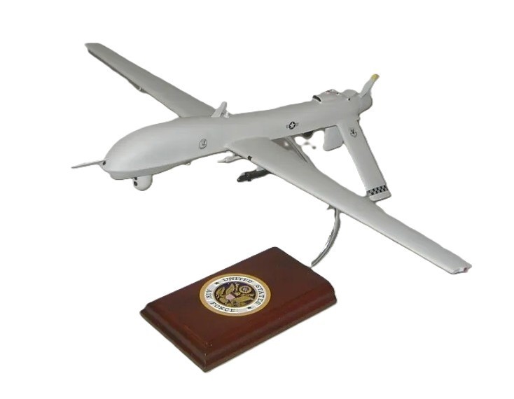 USAF General Atomics MQ-1 Predator Drone + Missiles Desk Top UAV 1/32 SC Model