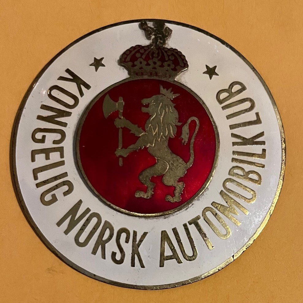 Badge automobile auto car club Norway Kongelig Norsk AutomobilKlub Norge