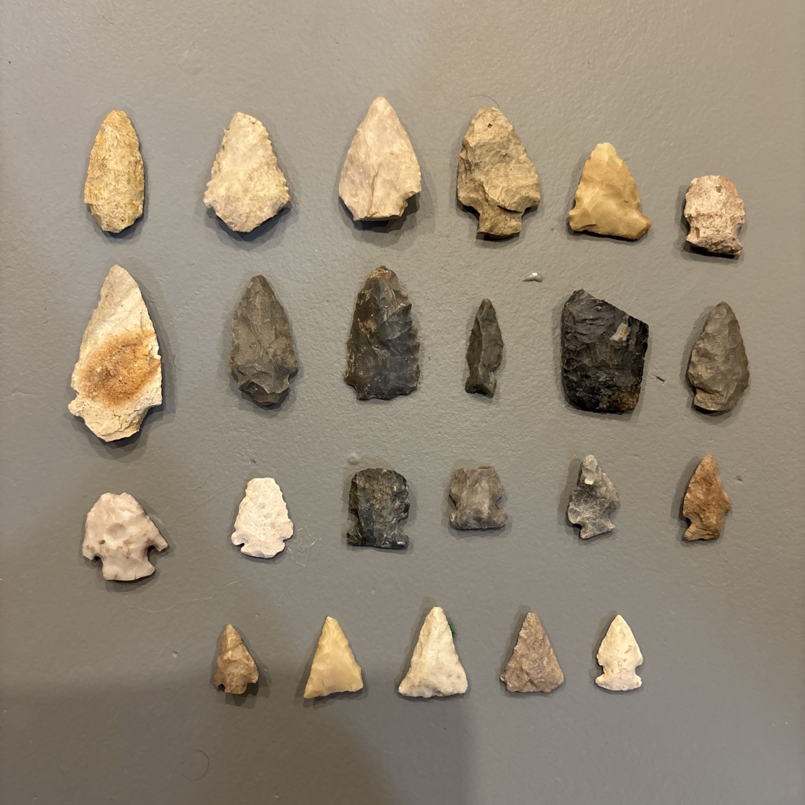 Lot Of 23 Native American Arrowheads Projectile Point Artifacts