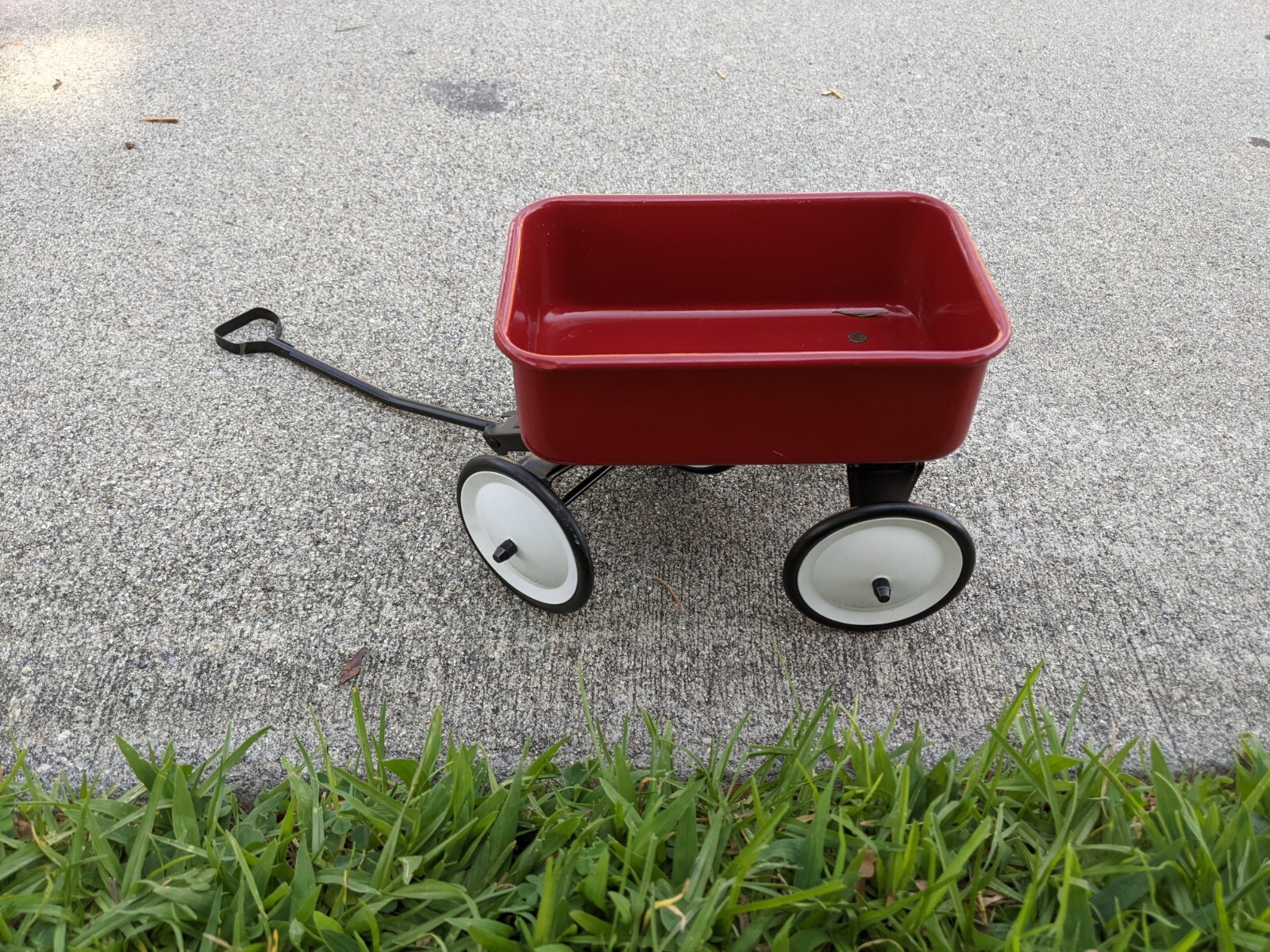 TELEFLORA Little Red Metal Wagon 5” Tall Decorative gift collectable toy decor