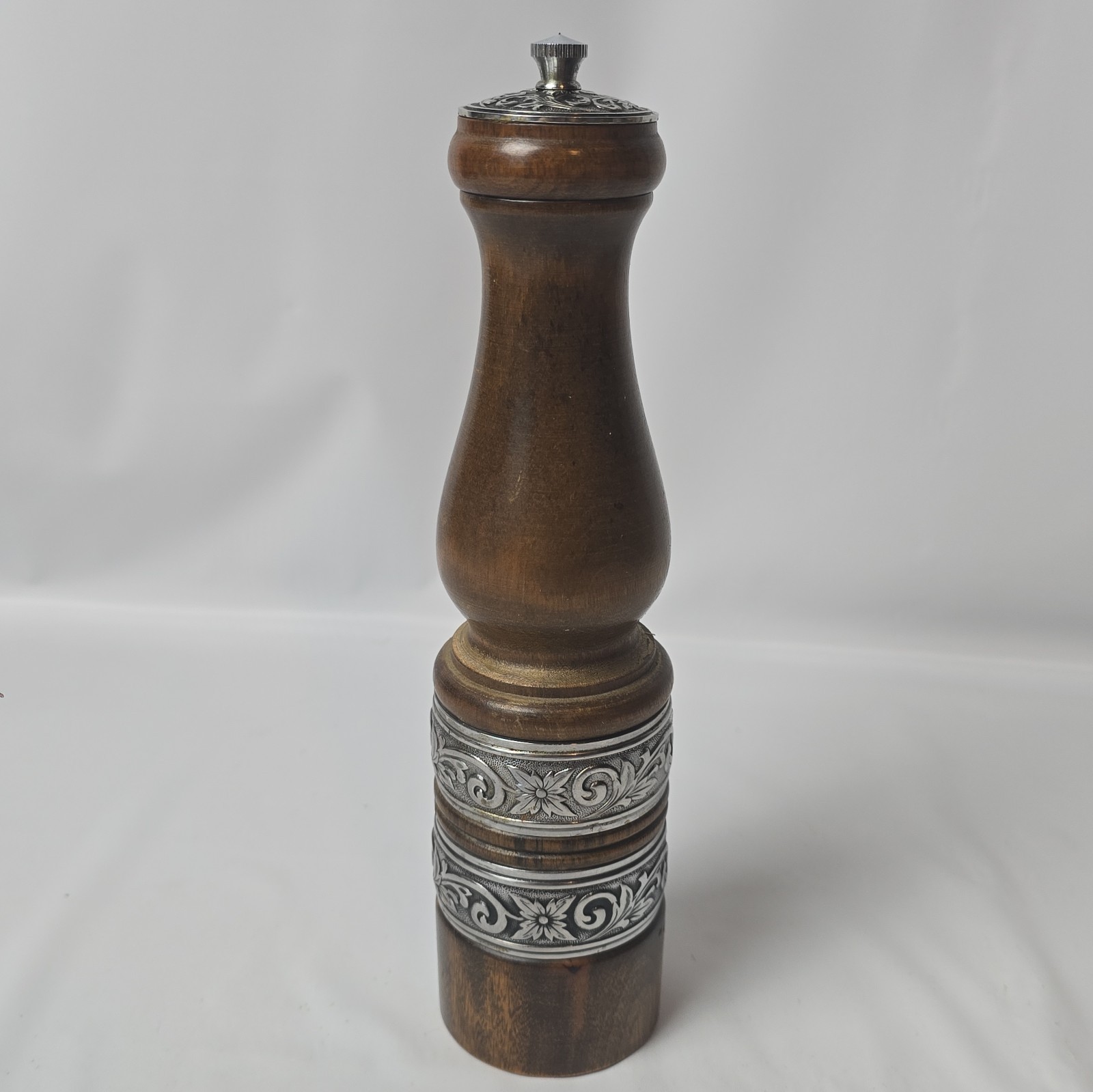 Vtg International Silver Co. Dark Wooden Flower Band Pepper Grinder Mill S Plate
