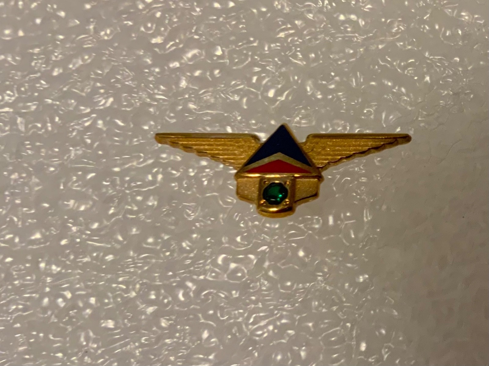 DELTA AIR LINES 15 YEAR SERVICE PIN, 10 K ,CLUTCH BACK