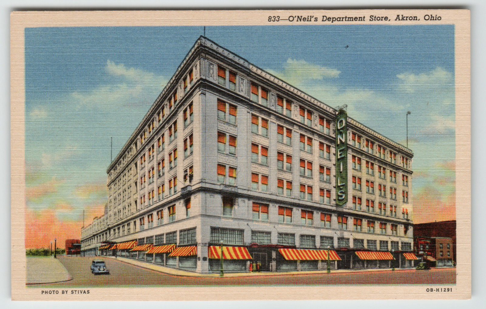 Postcard O\' Neil\'s Department Store in Akron, OH.