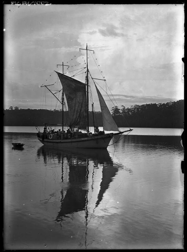 Queensland PNG The Kerema on a river Pearls and savages - Old Photo