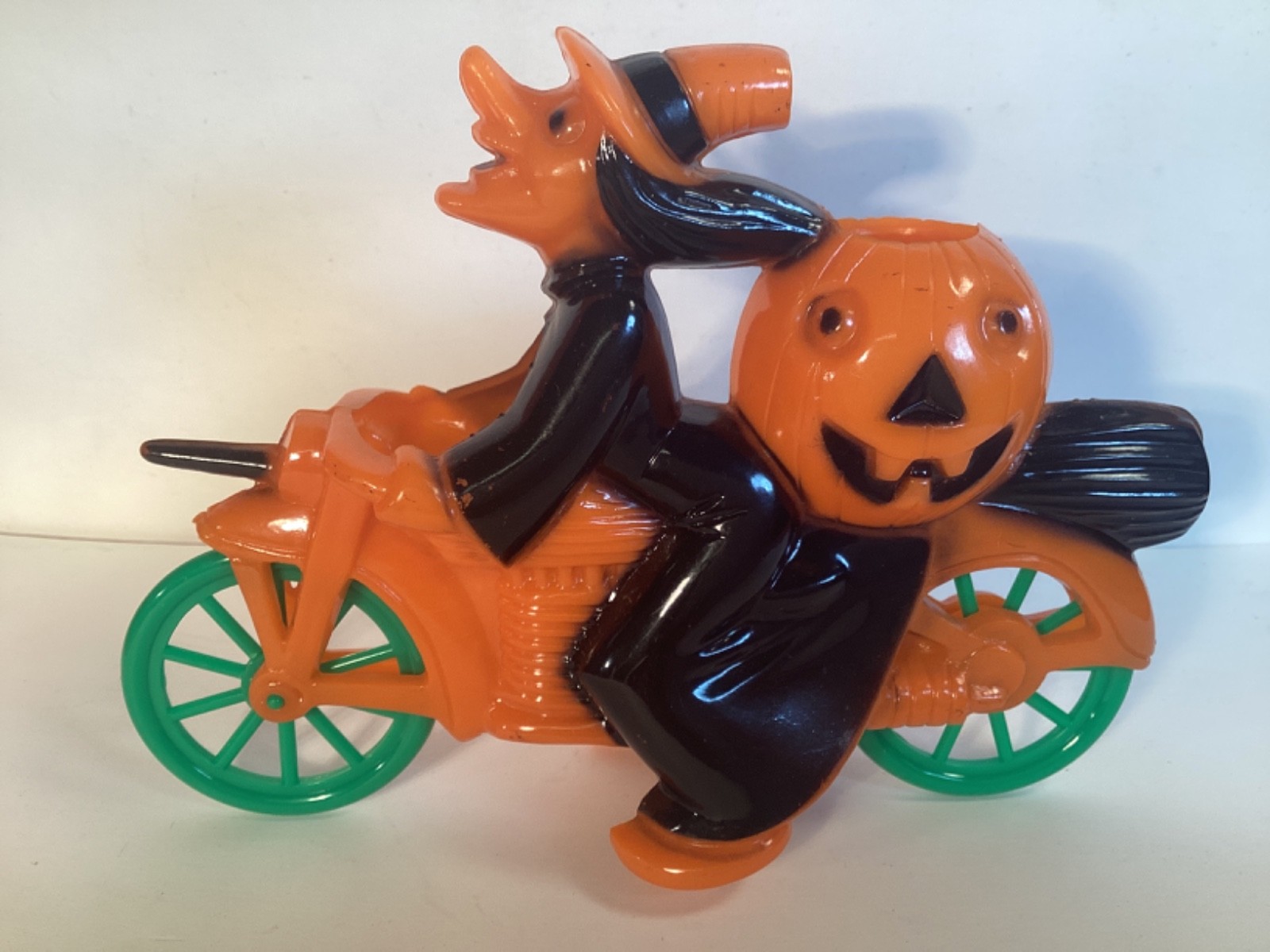VINTAGE HALLOWEEN ROSEN ROSBRO PLASTIC WITCH ON MOTORCYCLE CANDY CONTAINER JOL
