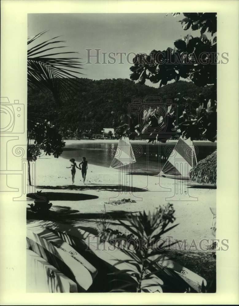 1984 Press Photo Tourists admire Jamaica\'s picturesque view - lrx26122