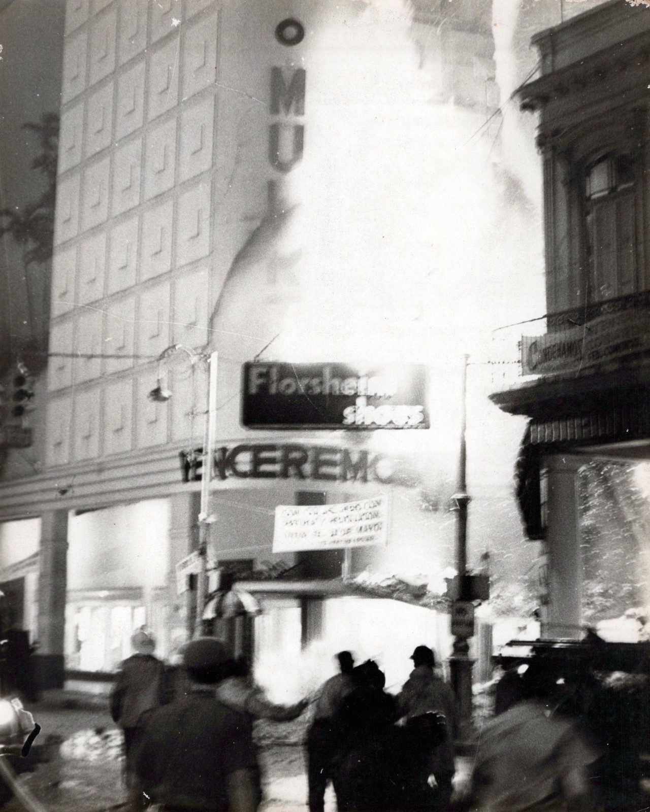 RAREST CUBAN REVOLUTION MOMENT EPOCA STORE FIRE ATTACK 1960s ORIG PHOTO MA84