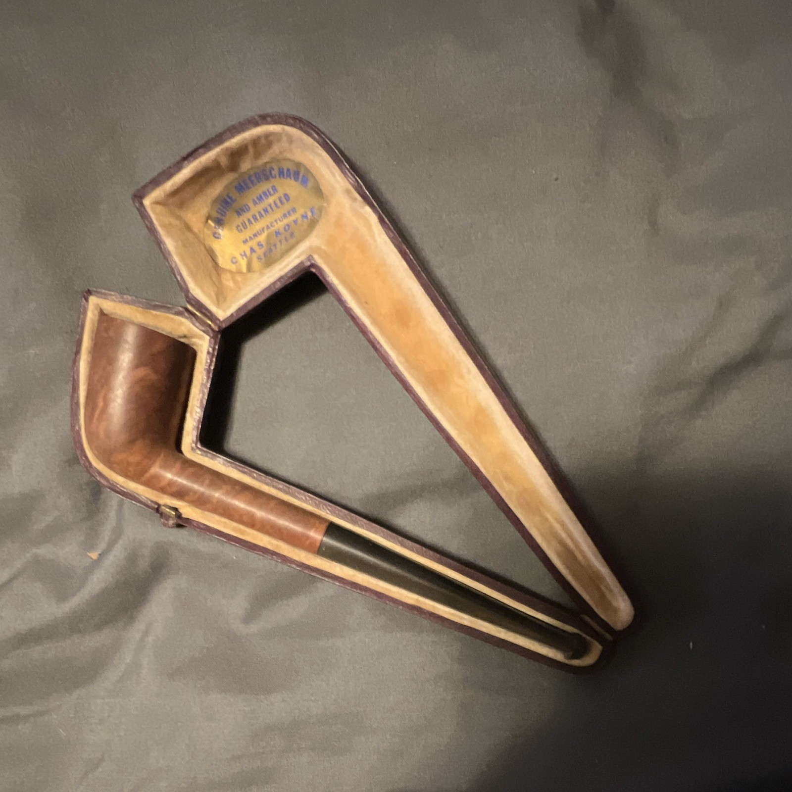 Brair wood pipe in seafoam case
