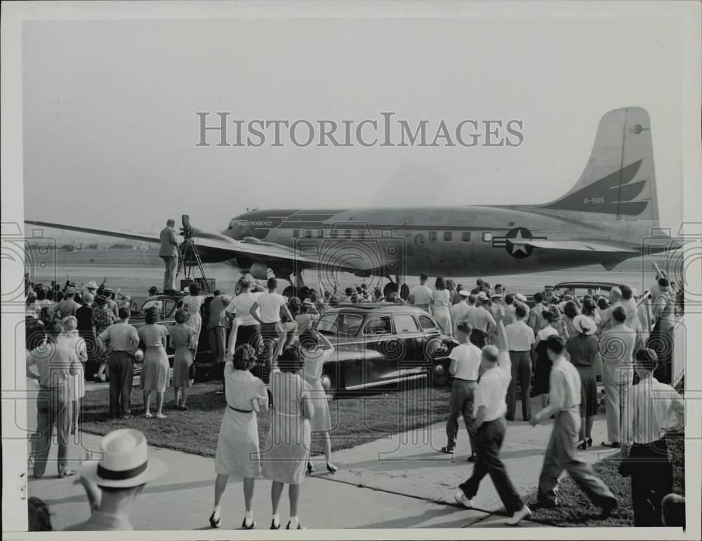 1947 Press Photo Crowds wave goodbye to the Independence plane in Washington, DC