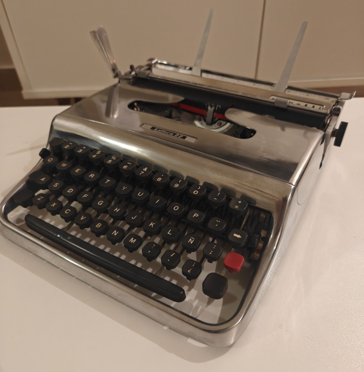 1965 Olivetti Lettera 22 Portable Typewriter Working Spanish Layout Tested.