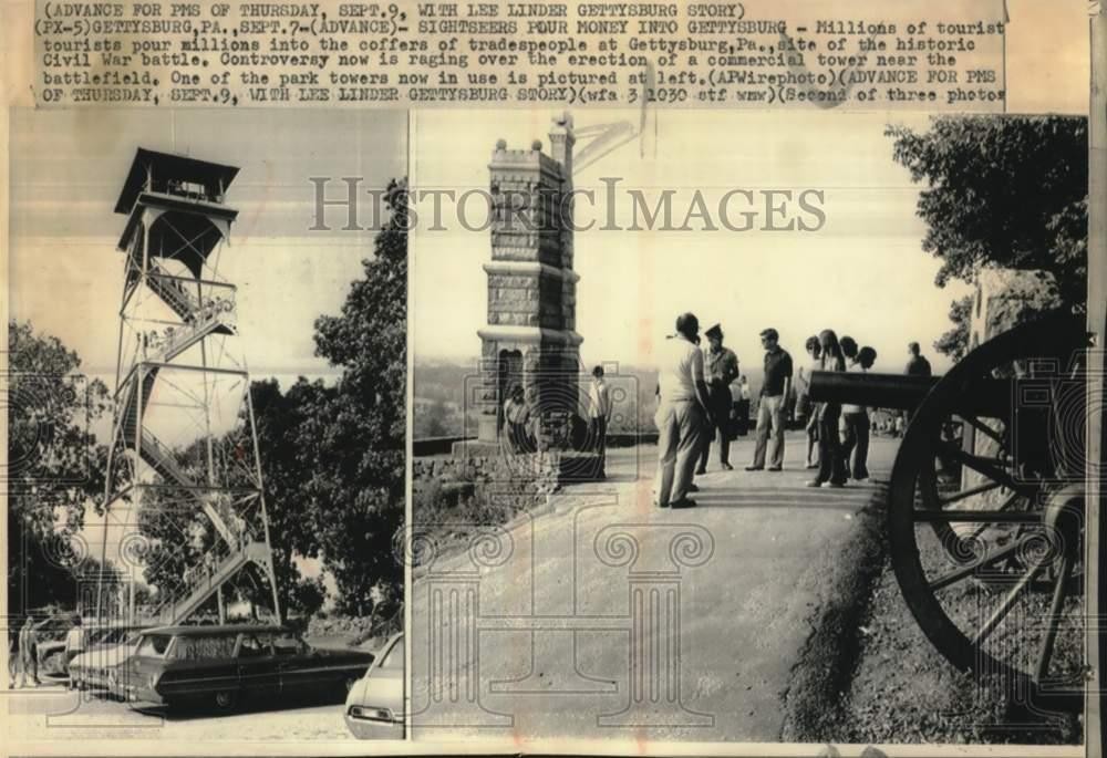 Press Photo Tourists gather at the Civil War battlefield site in Gettysburg, PA
